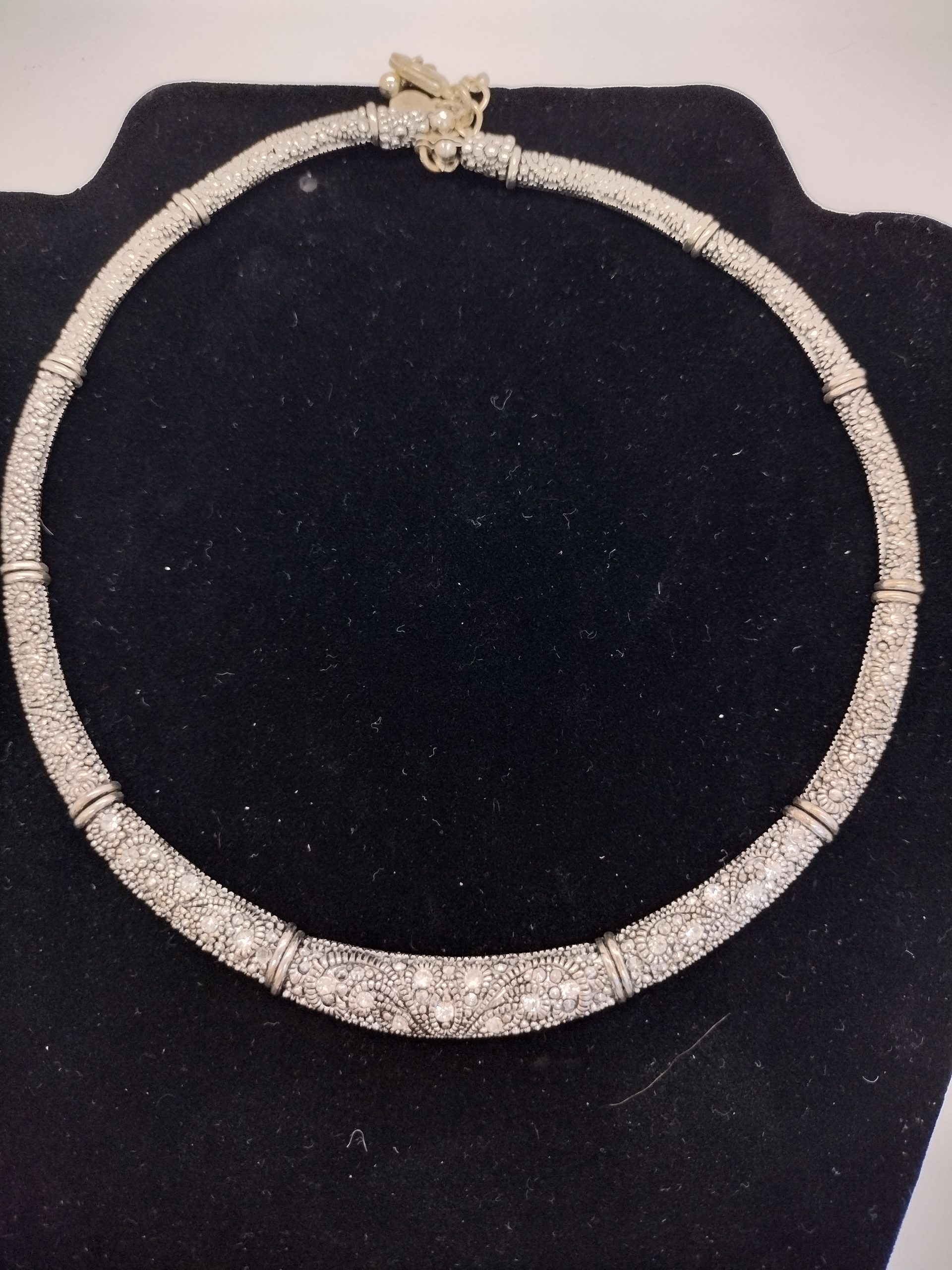 Elegant Silver-Tone Collar Necklace with Rhinestone Floral Centerpiece