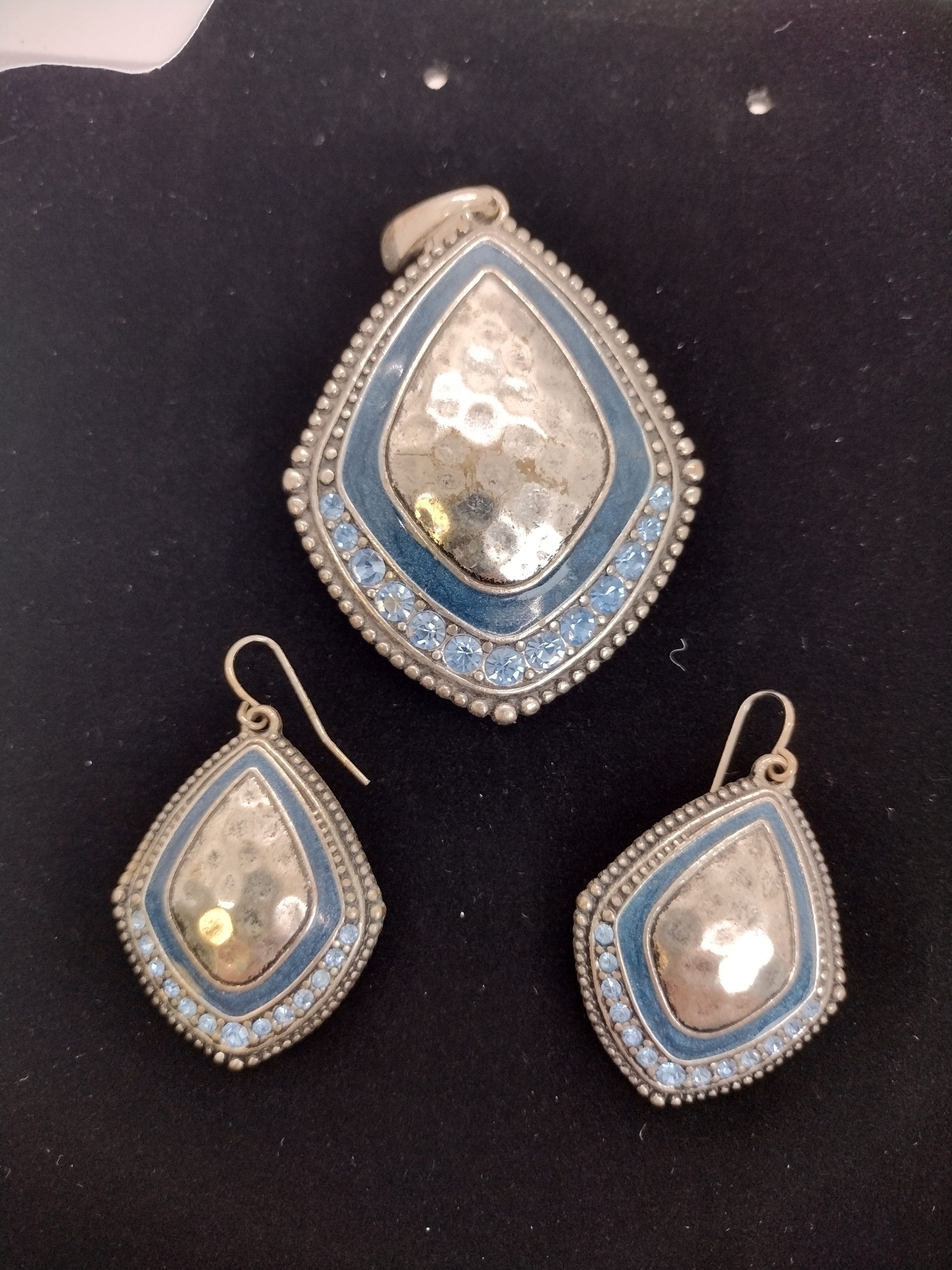 Vintage Premier Designs/ Hammered Silver-tone Pendant and Earring Set with Blue Enamel and Crystal Rhinestone Accents - Image 2