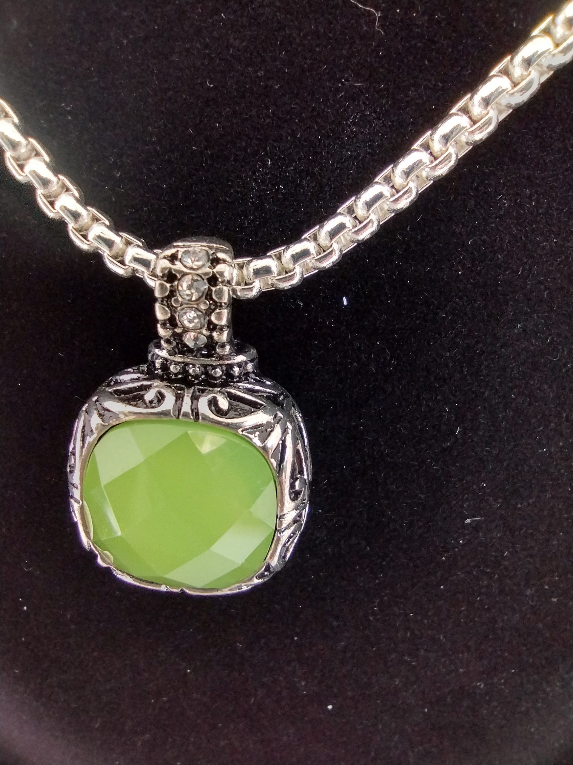 Vintage Green Gemstone Pendant Necklace - Image 2