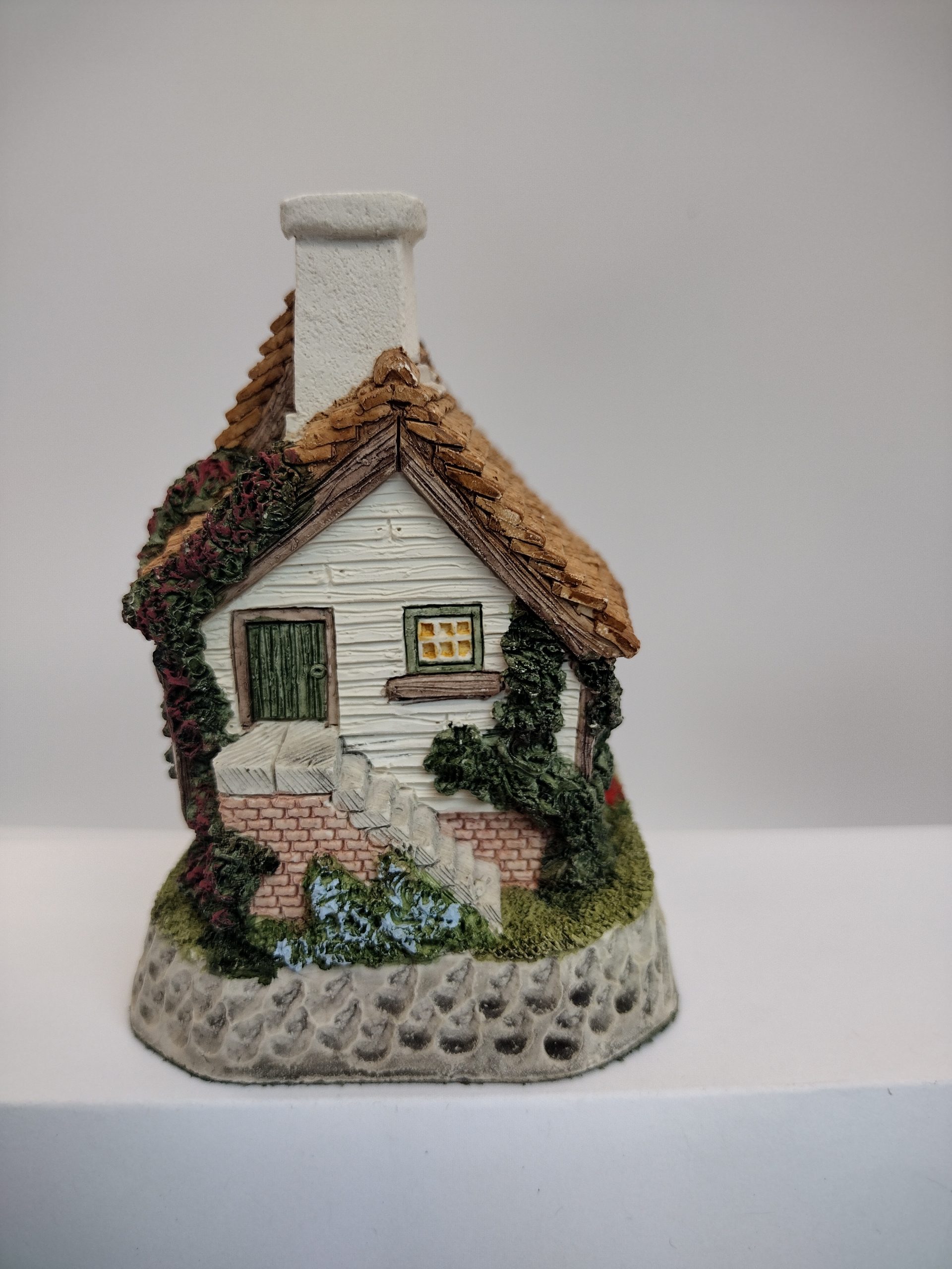 David Winter House Collectible/ "The Model Dairy" from 1997 - Image 2
